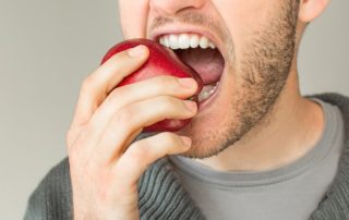 mężczyzna jedzący jabłko