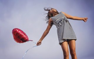 kobieta z balonem w kształcie serca
