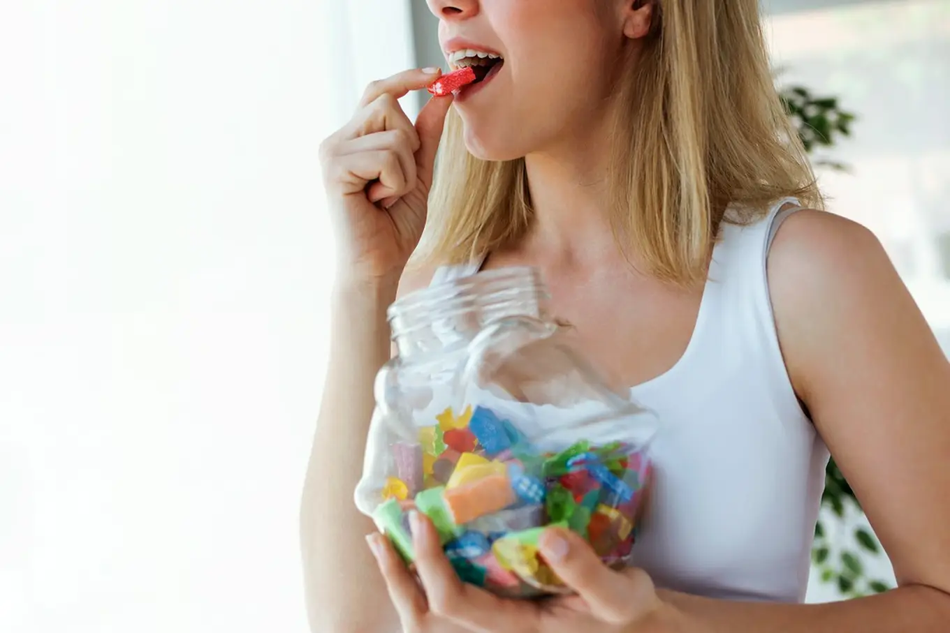 kobieta jedząca słodycze