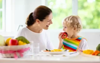 matka karmiąca dziecko owocami