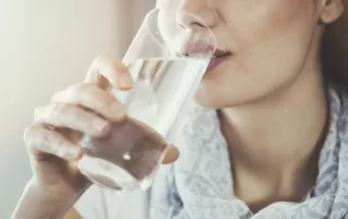 kobieta pijąca wodę ze szklanki